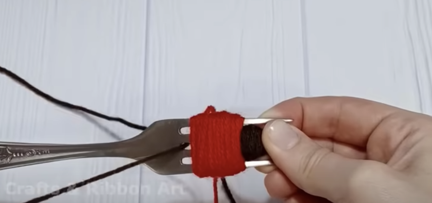 Esto te va a encantar: ¡Un tutorial para una reconfortante decoración que creas con un tenedor y un hilo!