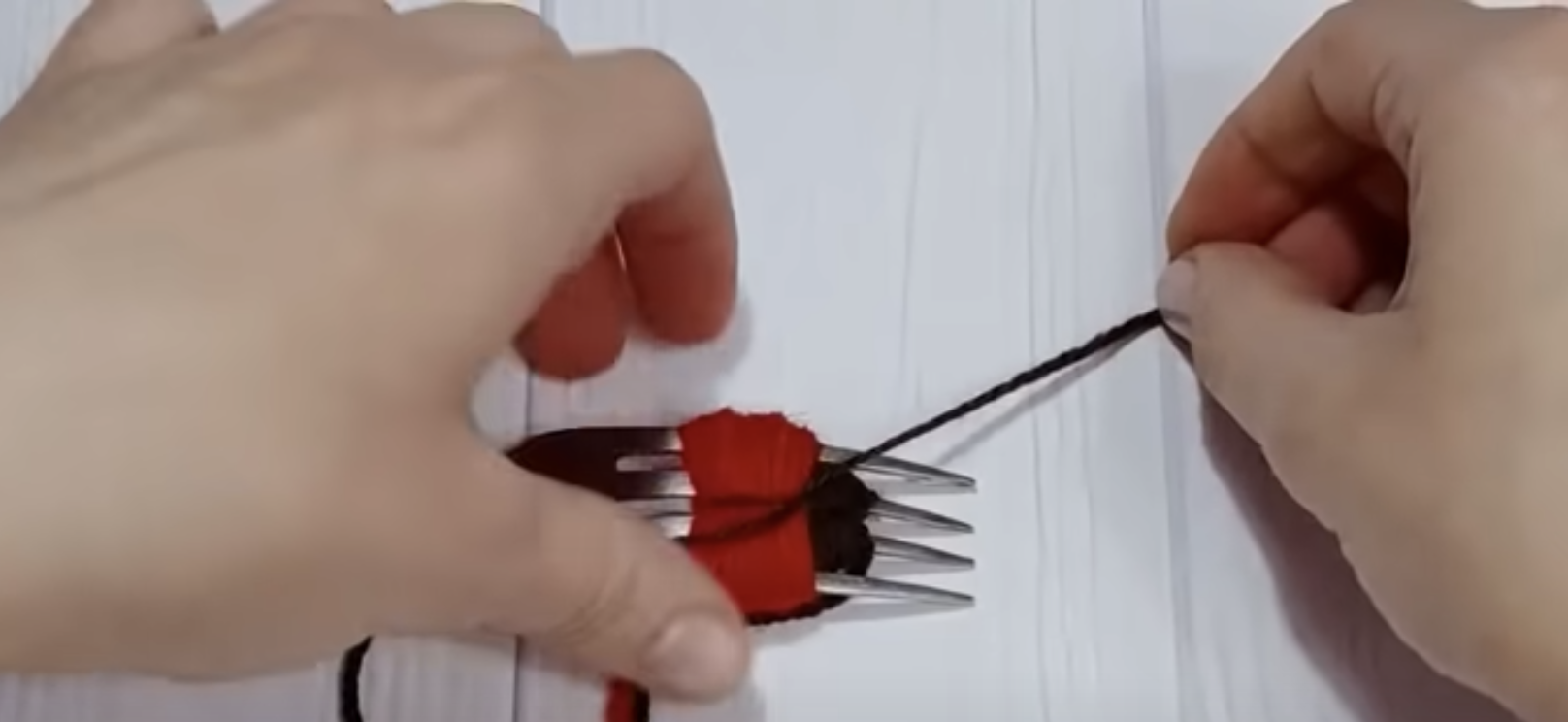 Esto te va a encantar: ¡Un tutorial para una reconfortante decoración que creas con un tenedor y un hilo!