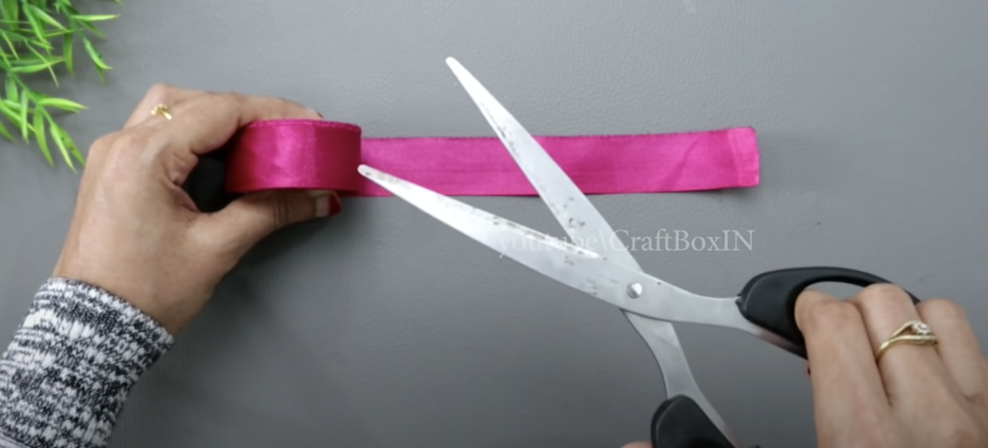 Una forma fácil de hacer bonitas rosas decorativas: ¡sólo necesitas cinta de raso, una regla y tijeras!