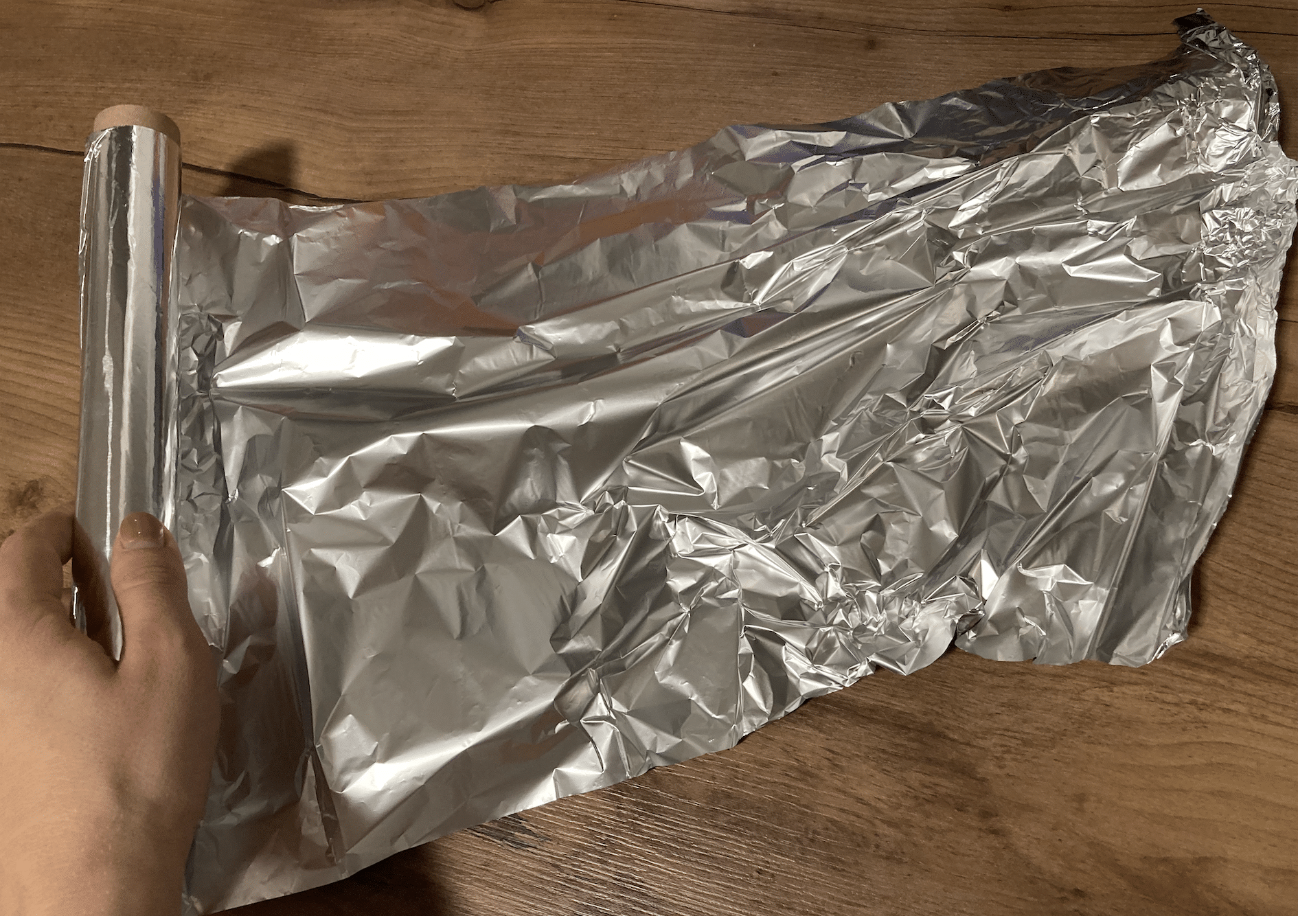 Al hornear, ¿se envuelve la CARNE en el lado brillante u oscuro del papel de aluminio? ¡Una DIFERENCIA importante que absolutamente todo el mundo debería conocer!