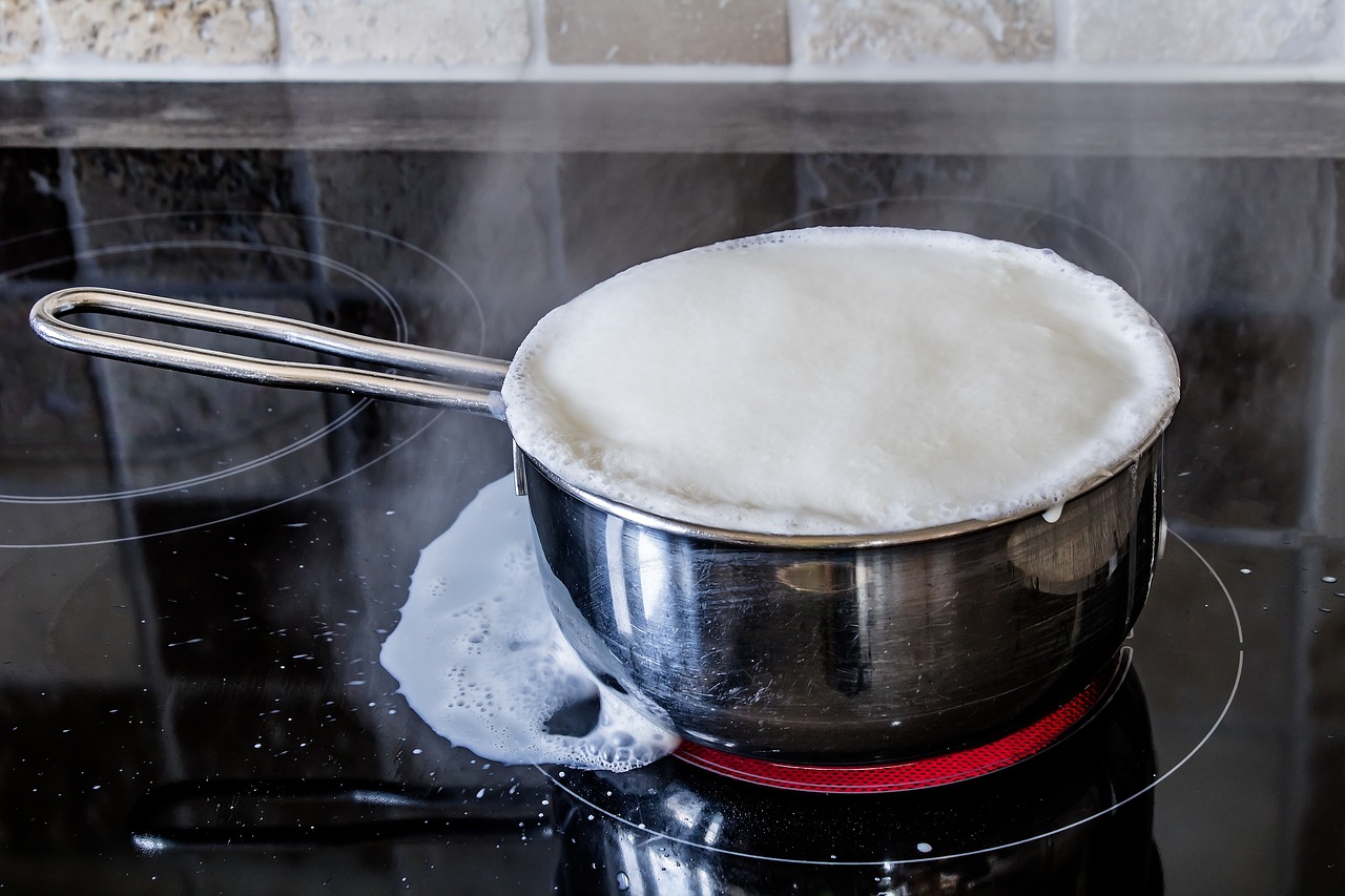 Los que conocen estos trucos no tienen que lidiar con fregaderos atascados, ventanas congeladas o malas hierbas durante todo el año: ¡Esto es lo que puede hacer la sal de cocina barata!