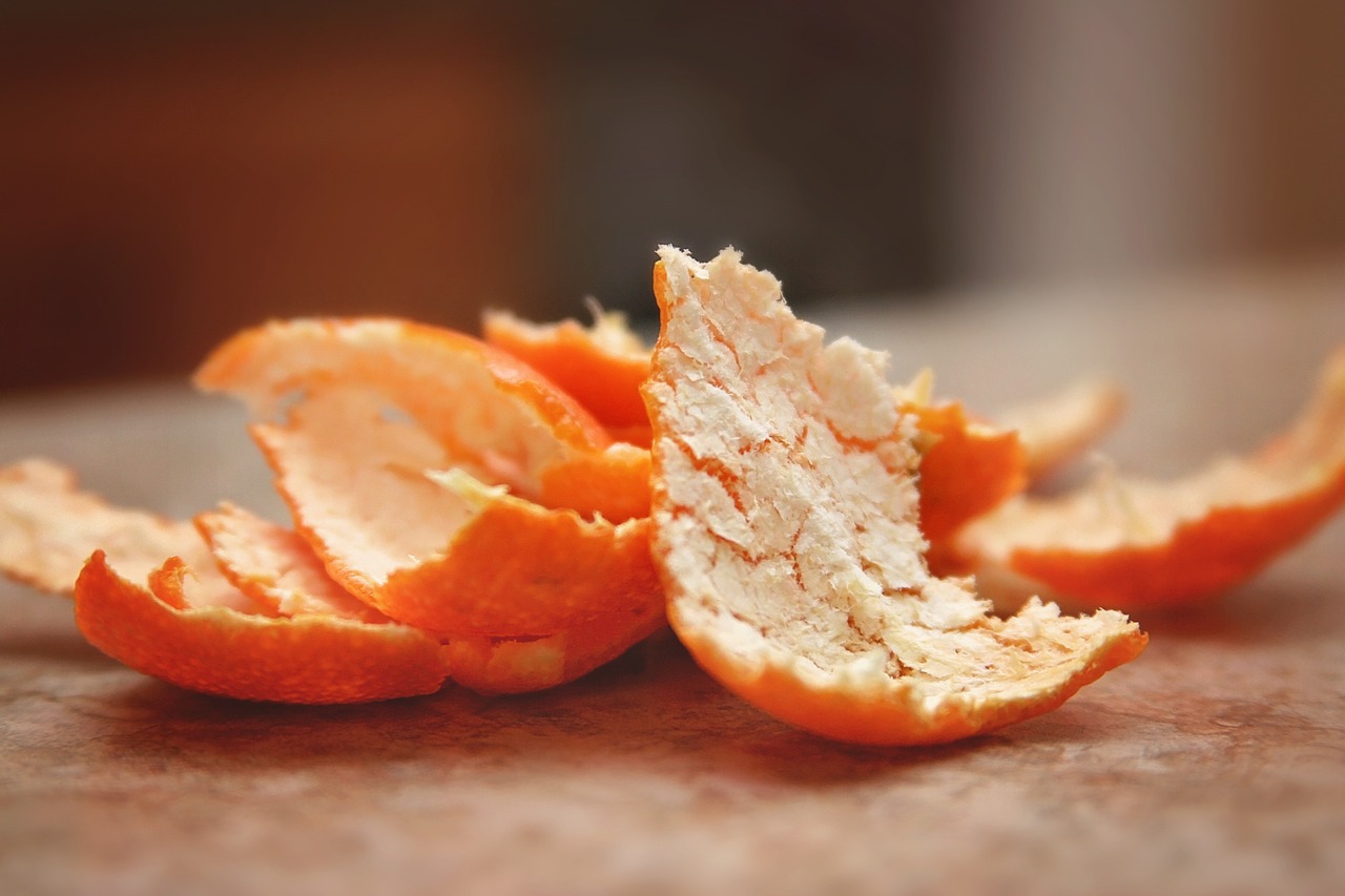 Antes gastaba mucho dinero en esto: Ahora sé que puedo echar un solo ingrediente sobre las cáscaras de mandarina y ¡el efecto será el mismo!