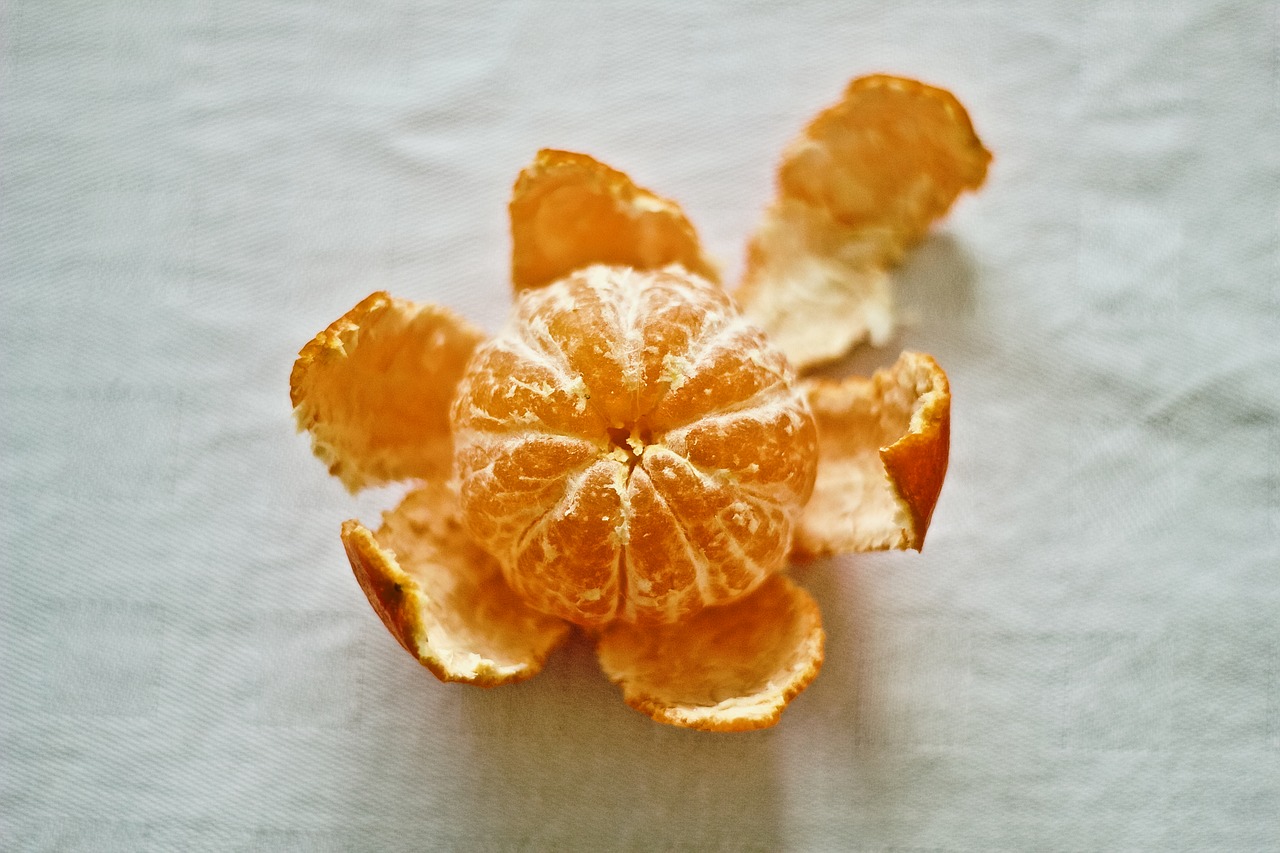 Antes gastaba mucho dinero en esto: Ahora sé que puedo echar un solo ingrediente sobre las cáscaras de mandarina y ¡el efecto será el mismo!