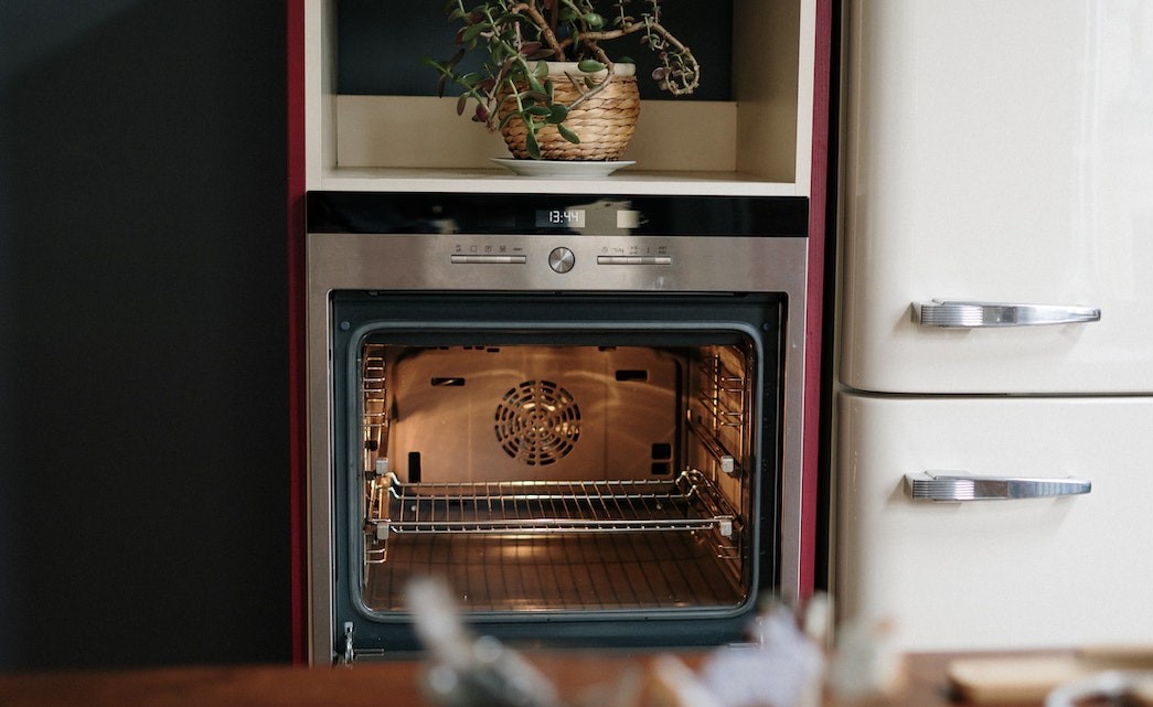 Un horno sucio y grasiento es cosa del pasado: límpialo sin fregar. ¡El TRUCO del papel de aluminio lo hace por ti!