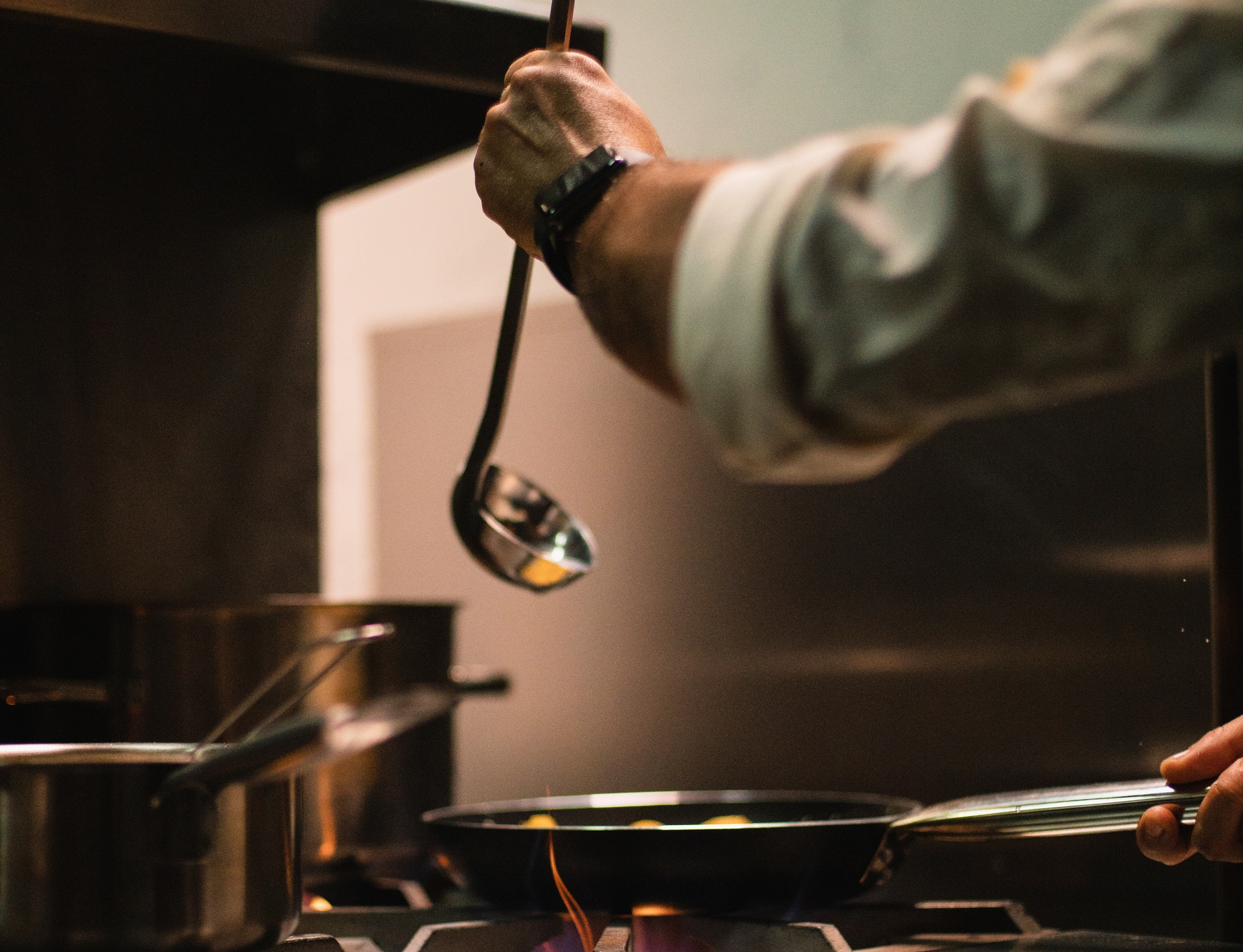 Una sartén rayada quedará como nueva: ¡sólo necesita 1 producto que todo el mundo tiene en su cocina!