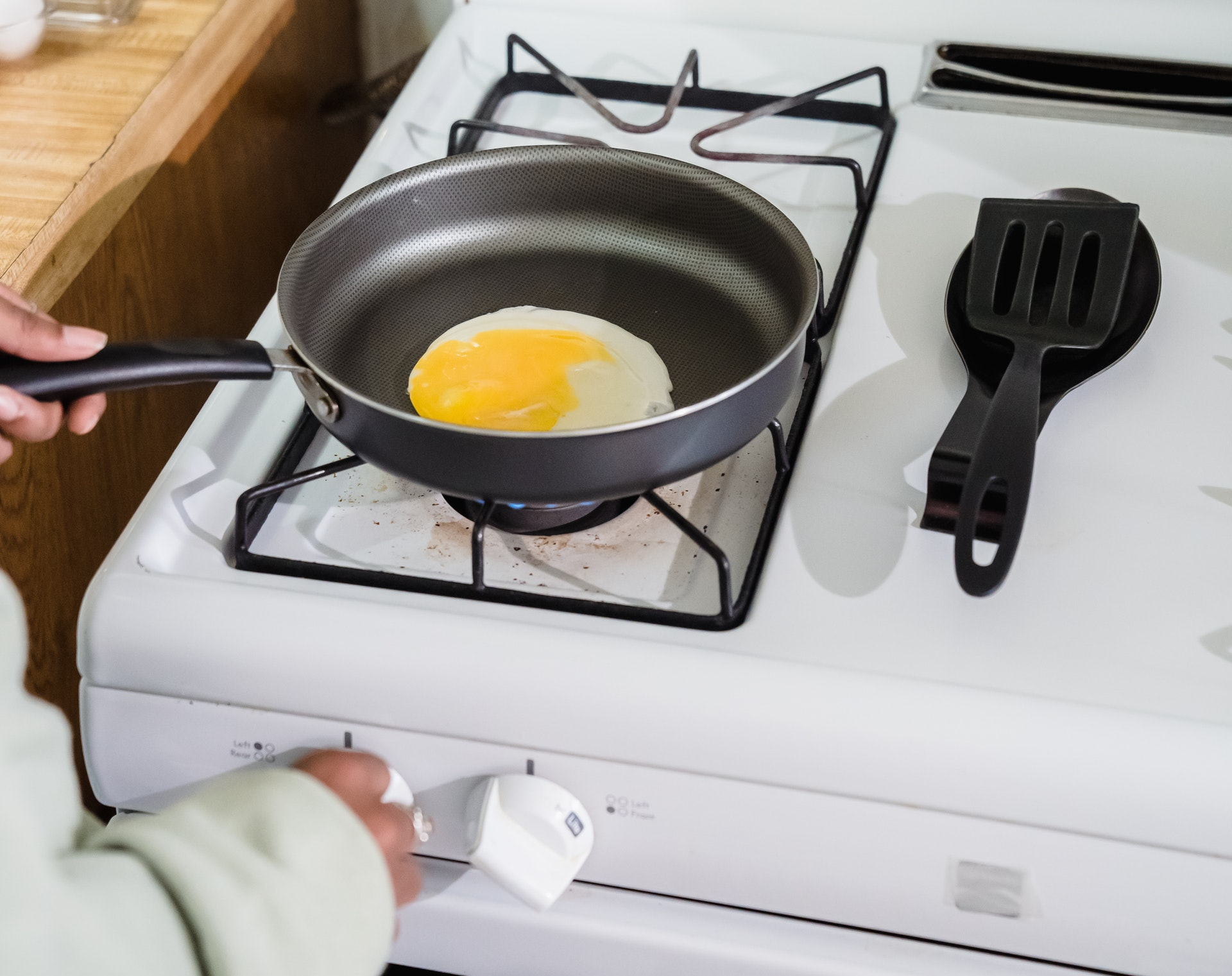 Una sartén rayada quedará como nueva: ¡sólo necesita 1 producto que todo el mundo tiene en su cocina!